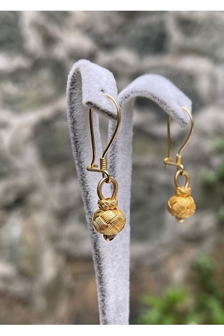 Gümüş Kazaziye Top Detaylı Altın Rengi Yaldızlı Sallantılı Küpe
