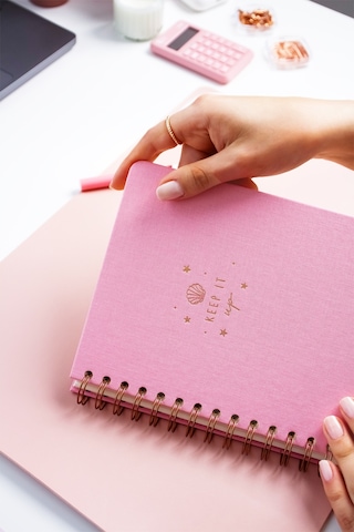 A5 Spiralli Sert Kapak Keten Kareli Tarihsiz Not Defteri Şeker Pembe Şeker Pembe