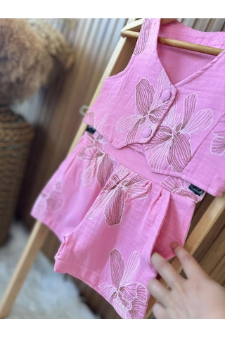 Kidscocuk Kız Çocuk İşleme Detaylı Yelek Şort Takımı Müslin Kumaş Cepli Piliseli Yazlık Takım 3-12 Yaş AÇIK PEMBE