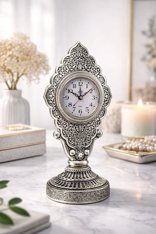Nostaljik Vintage Taş İşlemeli Kabartmalı Lüks Gümüş Renk Dekoratif Salon Ve Ofis Masa Saati 29 Cm Gümüş