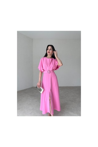 Afiş Butik Kemer Detaylı Yırtmaçlı Piliseli Midi Elbise Pembe Pembe
