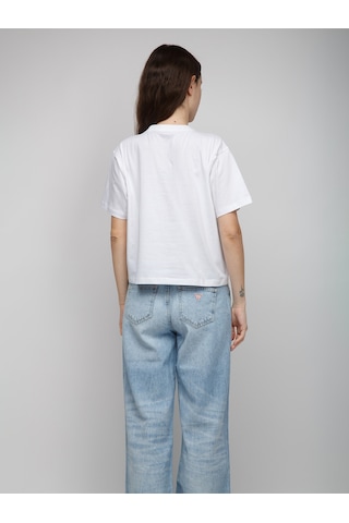 Guess Kadın Boxy Mini Üçgen Logolu T-shirt Beyaz