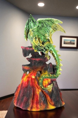 Volkanda Duran Dragon Figürü