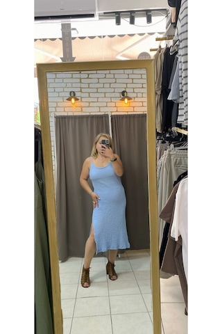 Tuba Toptaş Yırtmaçlı Gofre Elbise Mavi