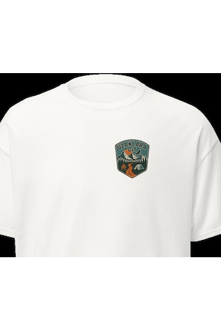 Wildstyle Uzaklara Git Renkli Vintage Dağ Doğa Macera Rozet Baskılı Unisex Bisiklet Yaka Pamuklu Tişört Beyaz