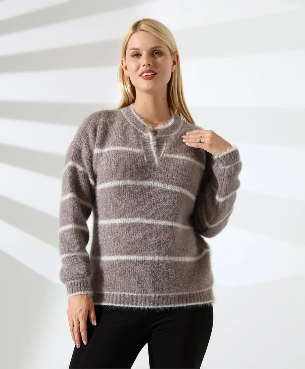 Yaka V Kesimli Tüylü Çizgili Triko Kazak Vizon