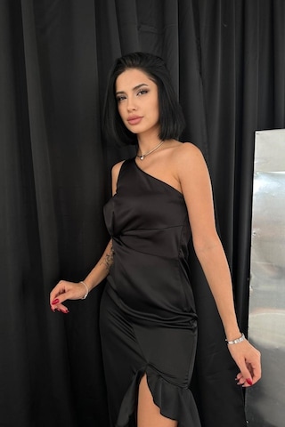 The İstanbul Siyah Volanlı Saten Abiye Siyah