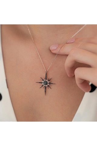 Kuzey Yıldızı Kutup Yıldızı Motifli Siyah Oniks Taşlı Gümüş Işıklı Kutuda Sevgiliye Eşe Kolye