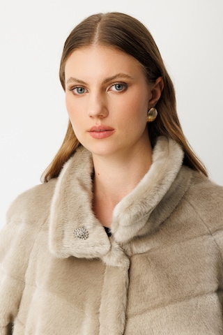 Ekol Kadın Büyük Beden Metal Aksesuarlı Peluş Kaban 6305 Vizon Vizon