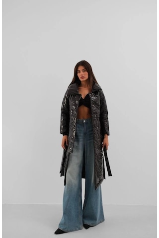 Kemerli Rugan Şişme Maxi Mont Siyah