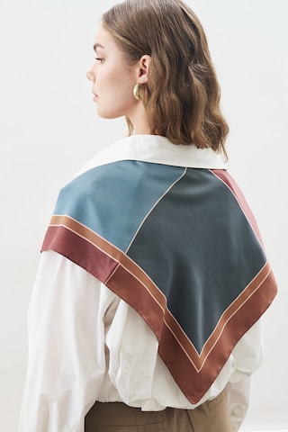 Desenli Orta Boy Saten Fular Nera-indigo Nera-indigo