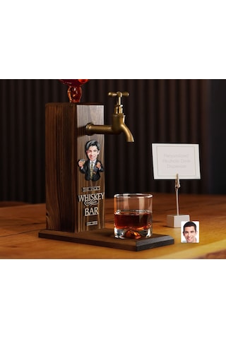 Bk Gift Kişiye Özel Kabartma Karikatürlü İsimli Musluklu Ahşap Viski Standı, Viski Çeşmesi, Doğum Günü Hediyesi, Ev Hediyesi, İçecek Dispenseri-12