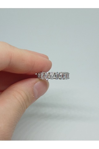 925 Ayar Gümüş Tam Tur Oval Taşlı Yüzük Işıltılı Ve Gösterişli Tasarım Gümüş