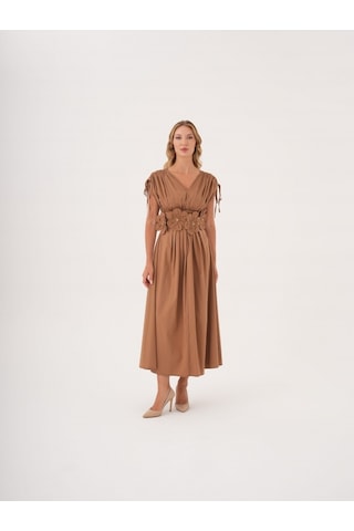 Kadın Bel Detaylı Kısa Kollu Elbise Çiçek Aplikeli, Büzgü Ve Bağcık Detaylı, %100 Pamuk Camel