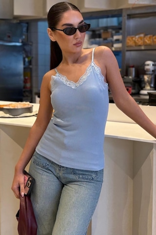 Madmext Mavi Dantelli V Yaka İnce Askılı Atlet Mg2720