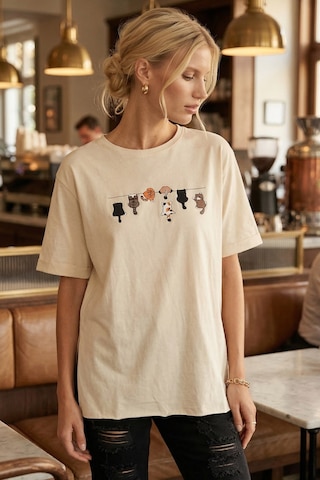 Armonika Kadın Krem Önü Kedi Baskılı Yanları Yırtmaçlı Pamuklu T-shirt Arm-26y137002