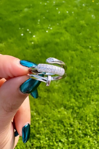 Gümüş Renk Üç Sıralı Taş Detaylı Çivi Yüzük