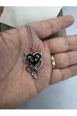 Gümüş Renk Zincirli Siyah Kuru Kafa Kalp Kolye Çok REnkli