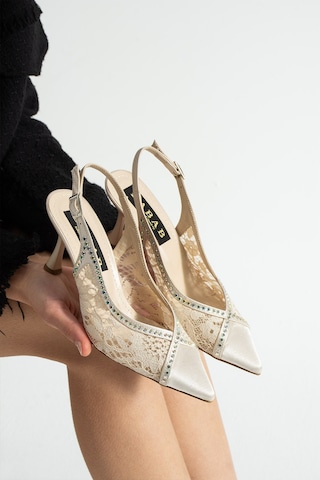 Dabab Shoes Laceora Kadın Bej Sivri Burun 7 Cm Topuklu Dantel Dokulu İnci Detaylı Slingback Abiye Ayakkabı