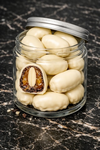 Beyaz Çikolatalı Bademli Hurma 1 Kg