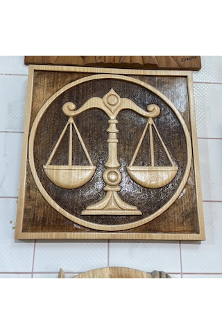 Ahşap El Oyması Adalet Terazisi Pano