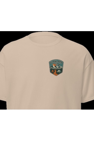 Wildstyle Uzaklara Git Renkli Vintage Dağ Doğa Macera Rozet Baskılı Unisex Bisiklet Yaka Pamuklu Tişört Camel