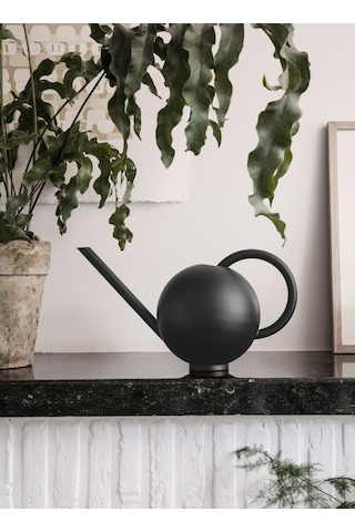 Ferm Living Lıvıng Orb Sulama Kabı, 2 L, Mat Boyalı Paslanmaz Çelik, Organik Tasarım Bahçe Kovaları Siyah