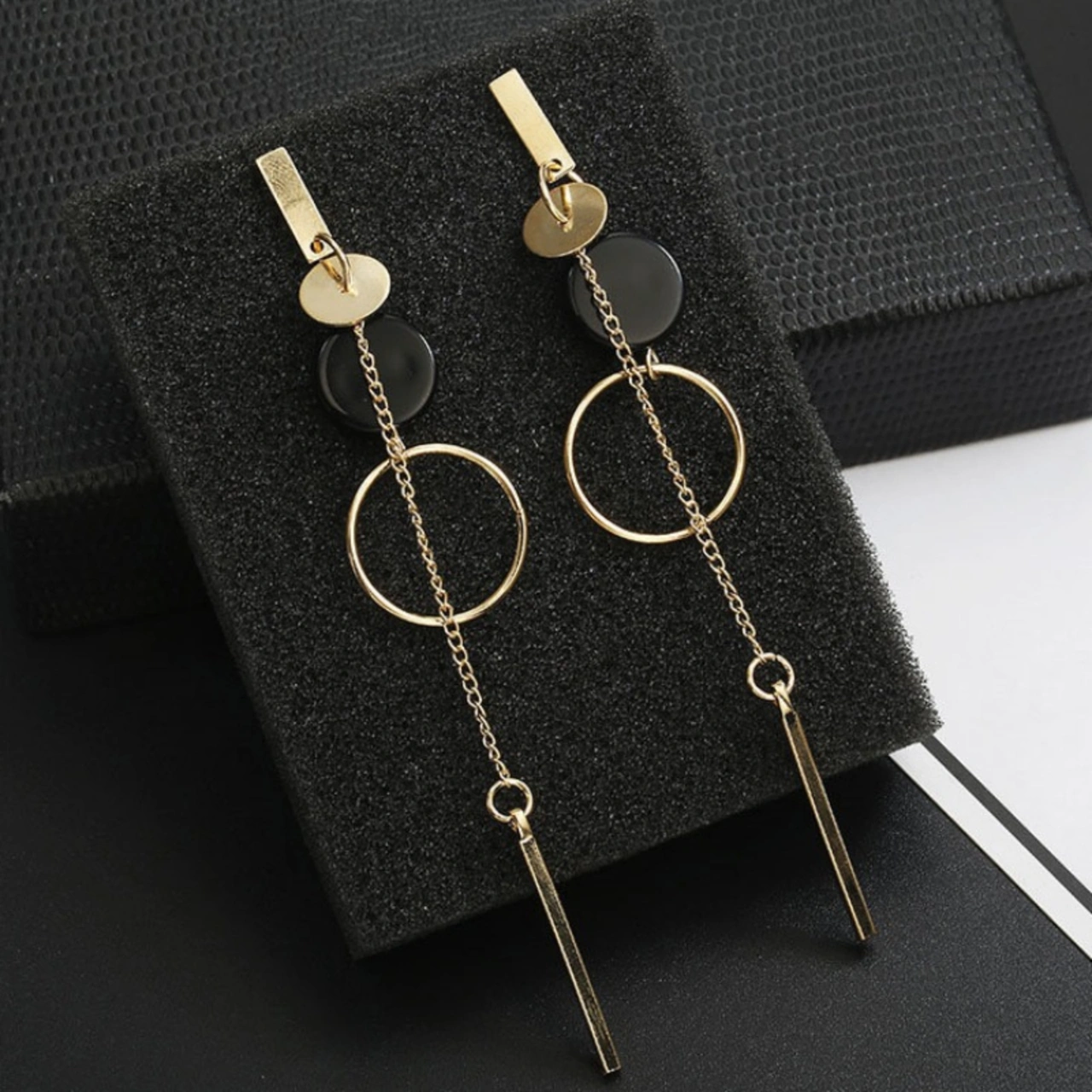 Lemestar Altın Renkli Geometrik Desen Asimetrik Uzun Çubuk Külaklıklar - Alyuminyum Çelik Malzeme Gold