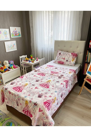 Barbie Temalı Kız Çocuk Nevresim Takımı Tek Kişilik Çok Renkli Barbie Temalı Kız Çocuk Nevresim Takımı Tek Kişilik Çok Renkli