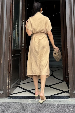 WeShaya Kadın Bej Kruvaze Yaka, Kısa Kollu, Kemer Detaylı, Rahat Kesim, Midi Keten Elbise Bej