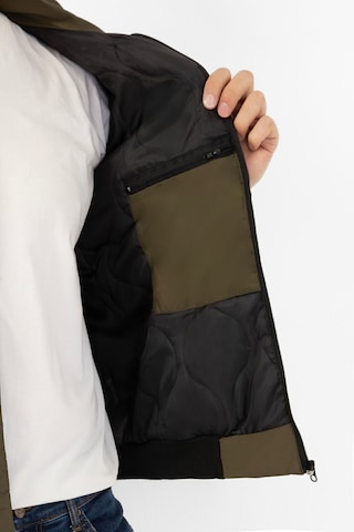 Erkek Haki İçi Astarlı Dik Yaka Mevsimlik Cepli Su Ve Rüzgar Geçirmez Mont Haki