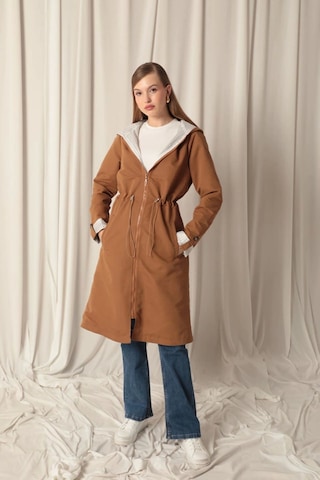 Saklımoda Torino Kumaş Çizgili Garnili Kapüşonlu Kadın Camel Yağmurluk Çok Renkli