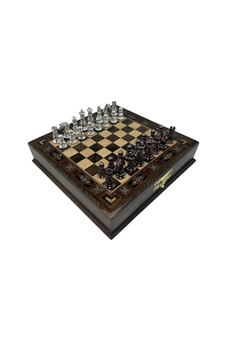 Gifthome Premium Orta Boy Metal İşlemeli Klasik Satranç Takımı Ve Sandıklı Masif Ahşap Satranç Tahtası 28x28x5,5 Cm.