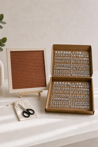 Woodart Premium Letter Board Seti, Ceviz Kahve Keçe Yüzeyli Doğal Çam Ahşap Yazı Panosu Şövale Standlı Dekoratif Set Kahverengi
