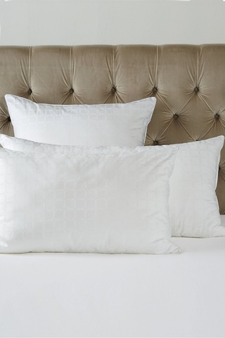 The White Company Hipoalerjenik Yumuşak Ve Hafif Nefes Alabilen Yastık Beyaz