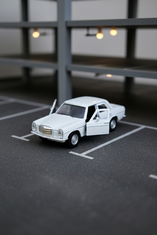 Beyaz 1:32 Ölçek Die Cast Kapıları Açılır Lisanslı Mercedes Benz 220 Oyuncak Metal Model Araba Çok Renkli