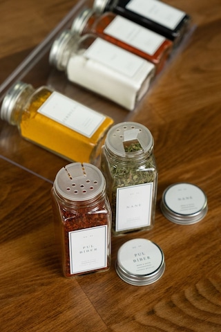 Mienda Home 18'li Cam Baharatlık Seti Gümüş Kapak Beyaz Etiketli Baharatlık Takımı Mh00slvr18 Beyaz - Şeffaf