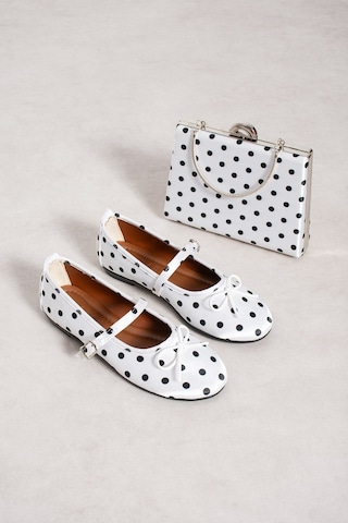 Dabab Shoes Penelop Kadın Beyaz Saten Puantiyeli Fiyonk Detaylı Tokalı Mary Jane Babet Ayakkabı Ve Zincirli Çanta Seti