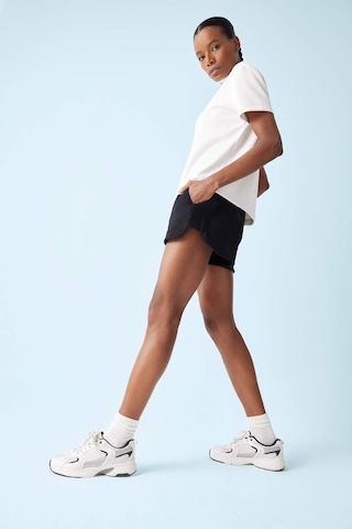 DeFactoFit Standart Fit Sporcu Kısa Paça Modal Şort E2933AX25SMBK81 Siyah