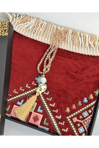 Hediyelik Seccade Tesbih Seti Kilim Desenli Kadife Astarlı Seccade, Kristal Tesbih Ve Özel Kutulu Lüks Hediye Seti Bordo