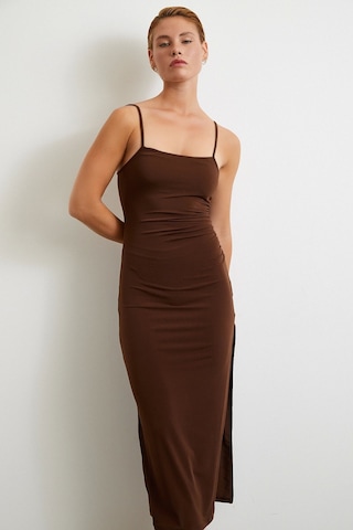Yanı Büzgülü Askılı Elbise Yırtmaçlı Kahve Kahve