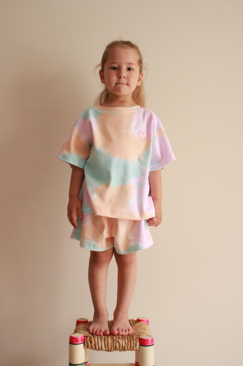 Batik Desenli Kalp Nakışlı Şortlu Takım Çok Renkli