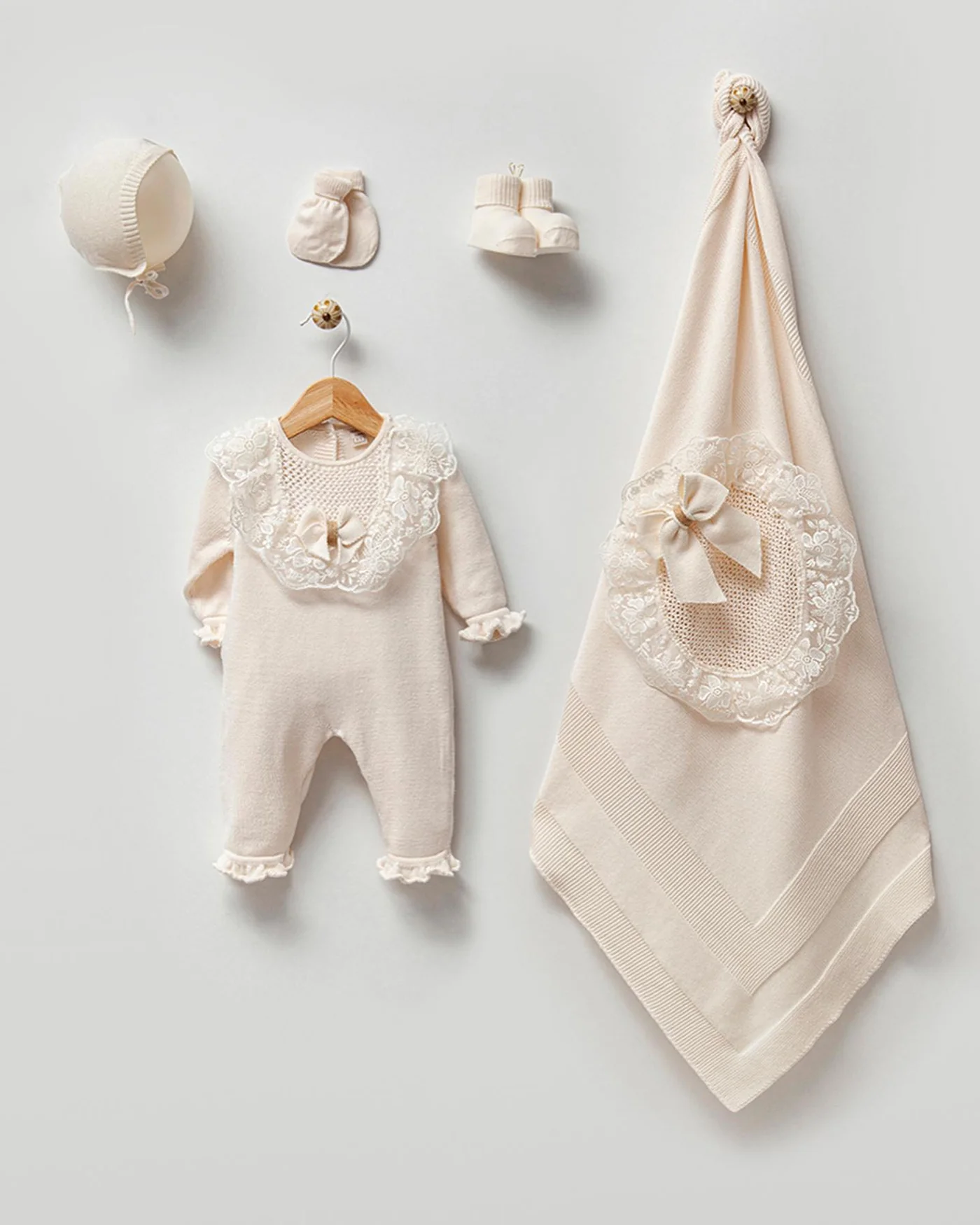 Momercy Dantelli Fiyonk Detaylı Kız Bebek Triko Hastane Çıkışı Beşli Set - Ekru