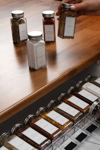 18'li Şeffaf Kristal Plexi Standlı Cam Baharatlık Seti Gümüş Kapak Etiketli Baharatlık Mh03slvr18 Beyaz - Şeffaf