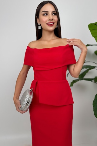 Vivenza Gül Detaylı Omuz Açık Kayık Yaka Uzun Kırmızı Abiye Elbise, Nişan Ve Davet Zarafeti Kırmızı