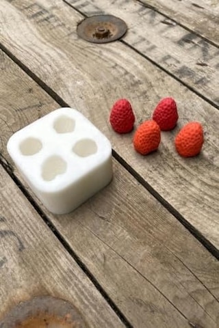 Çilek Dörtlü Mum Kalıbı Silikon 2,5 X 2,5 X 3 Cm Küçük Süsleme Kalıbı 1 Adet 50 x 22
