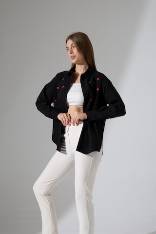 Corradeo Giyim Yeni Sezon Oversize Çizgili Poplin Kumaş Kalp Nakış Detaylı Apoletli Tasarım Gömlek Siyah