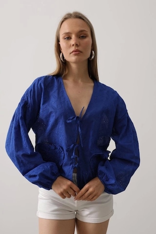 Defymoda Kalp Detaylı Bağlamalı Brode Bluz - Saks Saks