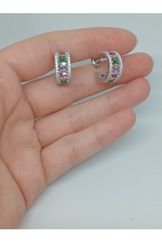 Rengarenk Taşlı 925 Ayar Gümüş Halka Görünümlü Çivi Model Küpe Gösterişli Ve Işıltılı Tasarım Gümüş