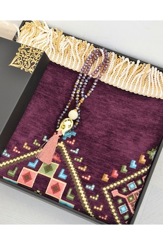 Hediyelik Seccade Tesbih Seti Kilim Desenli Kadife Astarlı Seccade, Kristal Tesbih Ve Özel Kutulu Lüks Hediye Seti Mor